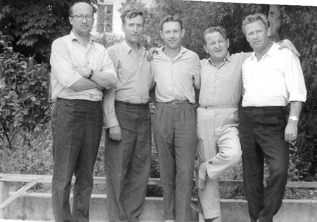 krym_bahchisaray_iyun_1970_goda_po_krayam_bratya_astahovy_s_podnyatoy_nogoy_glavnyy_vrach_latanov.jpg